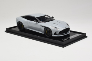 Aston Martin DB12 Nardo Gray MotorHelix 1:18 MH027NG Pryskyřice – obrázek 4 z 7