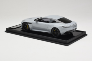 Aston Martin DB12 Nardo Gray MotorHelix 1:18 MH027NG Pryskyřice – obrázek 5 z 7