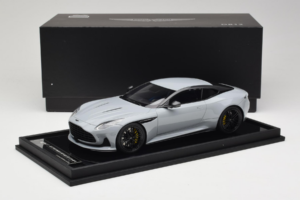 Aston Martin DB12 Nardo Gray MotorHelix 1:18 MH027NG Pryskyřice – obrázek 7 z 7