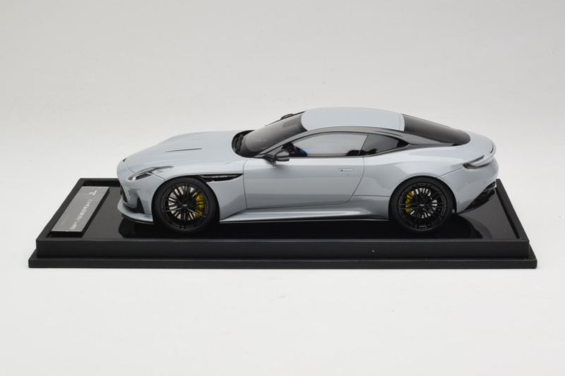 Aston Martin DB12 Nardo Gray MotorHelix 1:18 MH027NG Pryskyřice