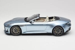 Aston Martin DB12 Volante Caribbean Blue Pearl GT Spirit 1:18 GT479 Pryskyřice – obrázek 3 z 6