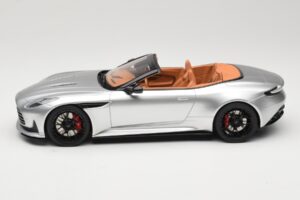 Aston Martin DB12 Volante Stříbrný GT Spirit 1:18 GT945 Pryskyřice – obrázek 3 z 6
