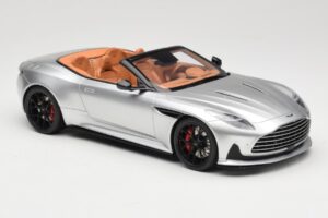 Aston Martin DB12 Volante Stříbrný GT Spirit 1:18 GT945 Pryskyřice – obrázek 4 z 6