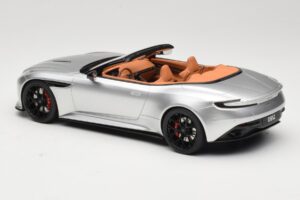 Aston Martin DB12 Volante Stříbrný GT Spirit 1:18 GT945 Pryskyřice – obrázek 5 z 6