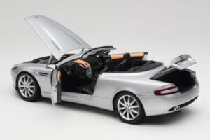 Aston Martin DB9 Volante Stříbrný Minichamps 1:18 150137334 Kov – obrázek 5 z 8
