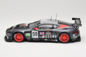 Aston Martin DBR9 GT1 #59 Team Modena A. Garcia / J. Menten / C. Fittipaldi 24 Hours of Le Mans 2006 Solido 1:18 80014 Kov – obrázek 4 z 8