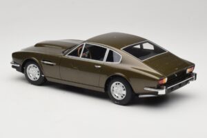 Aston Martin DBS Olive Zelený CMR 1:18 CMR003 Kov – obrázek 5 z 6