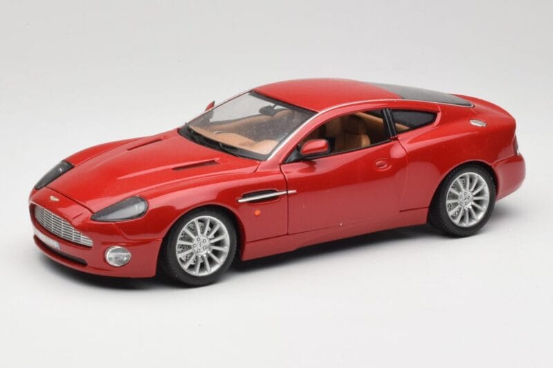 Aston Martin V12 Vanquish Červený Bburago 1:18 34063 Kov