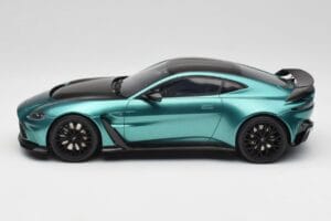 Aston Martin V12 Vantage Racing Green GT Spirit 1:18 GT922 Pryskyřice – obrázek 3 z 6