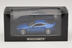 Aston Martin V8 Vantage Blue Metallic Minichamps 1:43 400137422 Kov – obrázek 4 z 4