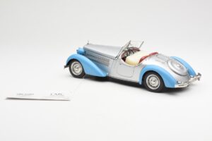 Audi 225 Front Roadster Modro Stříbrný CMC 1:18 M-075B Kov – obrázek 5 z 6