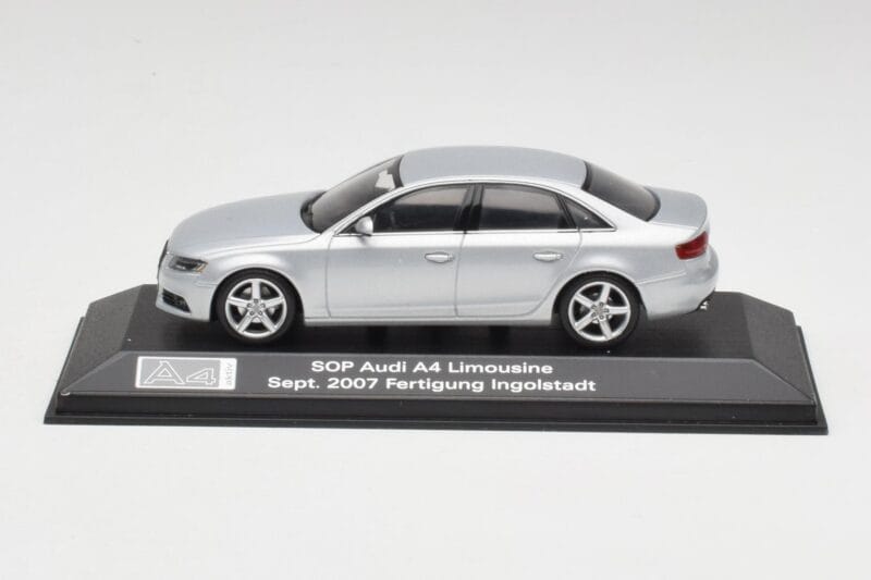 Audi A4 B8 3.2 Quattro Ice Stříbrný Minichamps 1:43 5010704113 Kov