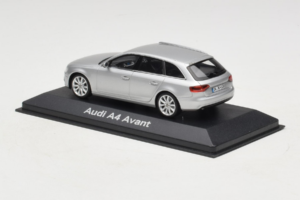 Audi A4 B8 Avant Ice Silver Minichamps 1:43 5011204213-R1 Kov – obrázek 3 z 4