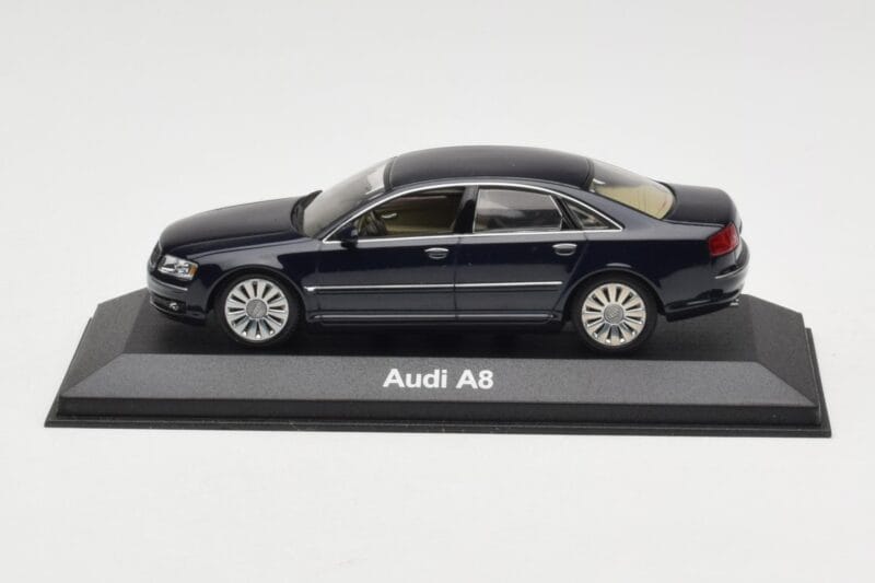 Audi A8 D3 Blue Metallic Light Interior Minichamps 1:43 20000001386003 Kov