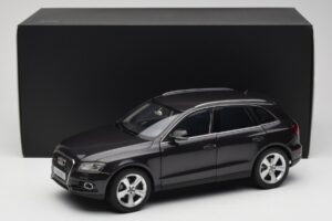 Audi Q5 8R Lava Grey Kyosho 1:18 09242LG Kov – obrázek 8 z 8