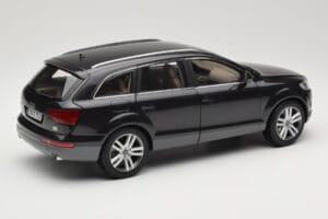 Audi Q7 4L Lava Grey Minichamps 1:18 5010507625 Kov – obrázek 3 z 8