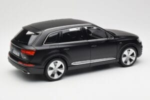 Audi Q7 4M Matný Černý Minichamps 1:18 110014001 Kov – obrázek 3 z 8