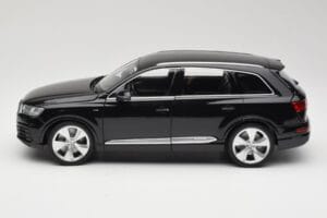 Audi Q7 4M Orca Black Minichamps 1:18 5011407625 Kov – obrázek 4 z 8