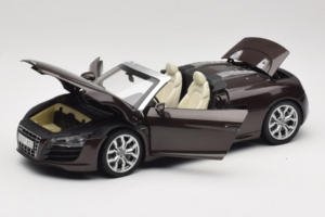 Audi R8 5.2 Spyder Teak Brown Kyosho 1:18 5010918525 Kov – obrázek 2 z 8