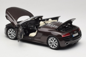 Audi R8 5.2 Spyder Teak Brown Kyosho 1:18 5010918525 Kov – obrázek 5 z 8