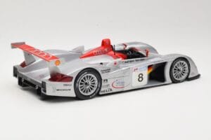 Audi R8 LMP900 #8 Audi Sport Team Joest F. Biela / E. Pirro / T. Kristensen 24 Hours of Le Mans 2000 Maisto 1:18 38899 Kov – obrázek 2 z 6