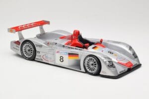 Audi R8 LMP900 #8 Audi Sport Team Joest F. Biela / E. Pirro / T. Kristensen 24 Hours of Le Mans 2000 Maisto 1:18 38899 Kov – obrázek 4 z 6