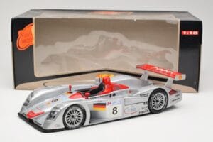 Audi R8 LMP900 #8 Audi Sport Team Joest F. Biela / E. Pirro / T. Kristensen 24 Hours of Le Mans 2000 Maisto 1:18 38899 Kov – obrázek 6 z 6