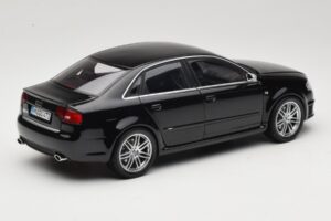 Audi RS4 B7 Sedan Phantom Black Minichamps 1:18 5010509115 Kov – obrázek 3 z 8