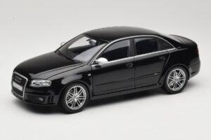 Audi RS4 B7 Sedan Phantom Black Minichamps 1:18 5010509115 Kov