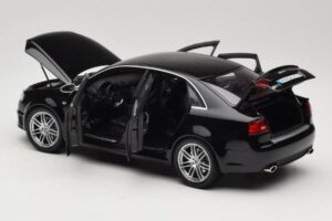 Audi RS4 B7 Sedan Phantom Black Minichamps 1:18 5010509115 Kov – obrázek 5 z 8