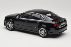 Audi RS4 B7 Sedan Phantom Black Minichamps 1:18 5010509115 Kov – obrázek 7 z 8