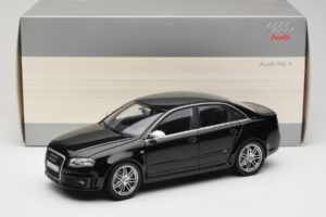 Audi RS4 B7 Sedan Phantom Black Minichamps 1:18 5010509115 Kov – obrázek 8 z 8