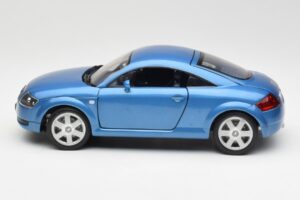 Audi TT 8N Modrý Revell 1:18 8954 Kov – obrázek 4 z 8