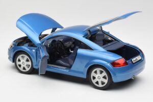 Audi TT 8N Modrý Revell 1:18 8954 Kov – obrázek 5 z 8