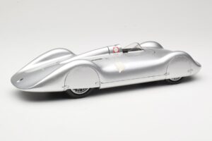 Auto Union Type C Streamliner #72 B. Rosemeyer World Record 1937 Revell 1:18 08420 Kov – obrázek 2 z 6