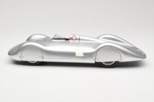 Auto Union Type C Streamliner #72 B. Rosemeyer World Record 1937 Revell 1:18 08420 Kov – obrázek 3 z 6