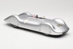 Auto Union Type C Streamliner #72 B. Rosemeyer World Record 1937 Revell 1:18 08420 Kov – obrázek 4 z 6