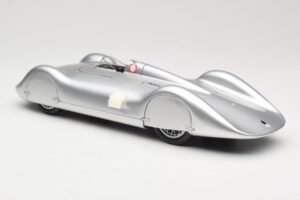 Auto Union Type C Streamliner #72 B. Rosemeyer World Record 1937 Revell 1:18 08420 Kov – obrázek 5 z 6