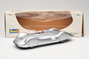 Auto Union Type C Streamliner #72 B. Rosemeyer World Record 1937 Revell 1:18 08420 Kov – obrázek 6 z 6
