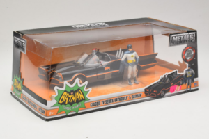 Batmobile S Figurkou Batmana Metals Diecast 1:24 98259 Kov – obrázek 2 z 3