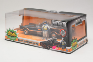 Batmobile S Figurkou Batmana Metals Diecast 1:24 98259 Kov – obrázek 3 z 3