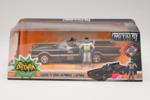 Batmobile S Figurkou Batmana Metals Diecast 1:24 98259 Kov