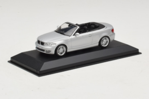 BMW 1-Series E88 Kabriolet Titan Silver Minichamps 1:43 80420427037-R1 Kov – obrázek 2 z 5