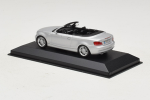 BMW 1-Series E88 Kabriolet Titan Silver Minichamps 1:43 80420427037-R1 Kov – obrázek 3 z 5