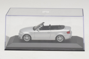 BMW 1-Series E88 Kabriolet Titan Silver Minichamps 1:43 80420427037-R1 Kov – obrázek 4 z 5
