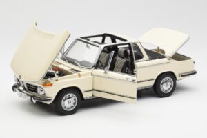 BMW 2002 Baur Kabriolet E10 Chamonix Bílý AUTOart 1:18 70532 Kov – obrázek 2 z 8
