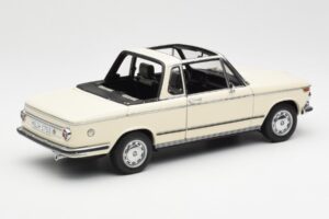 BMW 2002 Baur Kabriolet E10 Chamonix Bílý AUTOart 1:18 70532 Kov – obrázek 3 z 8