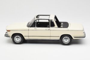 BMW 2002 Baur Kabriolet E10 Chamonix Bílý AUTOart 1:18 70532 Kov – obrázek 4 z 8