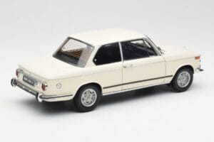 BMW 2002 Bílý Kyosho 1:18 08541W Kov – obrázek 3 z 8