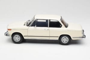 BMW 2002 Bílý Kyosho 1:18 08541W Kov – obrázek 4 z 8